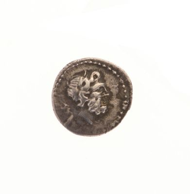 gros plan d'une pièce de monnaie sur une surface blanche avec un fond blanc