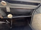 vue de l'intérieur d'un véhicule depuis le siège du conducteur