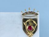 a picture of a brooch with a crown on top of it