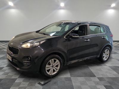 Une voiture grise est garée dans une pièce au sol carrelé.