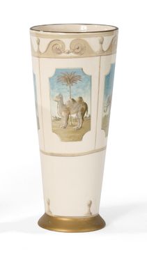 un vase blanc orné d'une image de chameau
