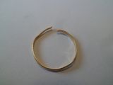une bague en or sur une table blanche sur fond blanc