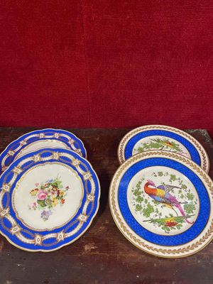 quatre assiettes posées sur une table en bois