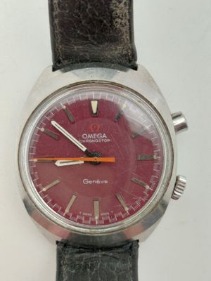 une montre posée sur une surface blanche