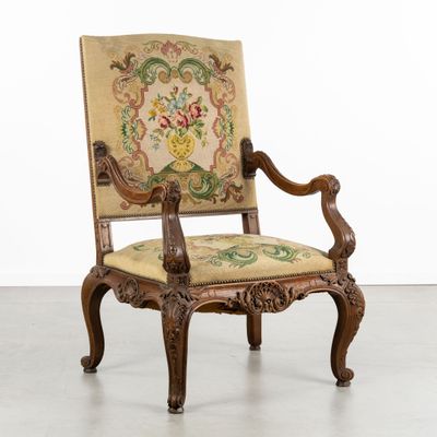 une image représentant une chaise dont le dossier est orné d'une tapisserie