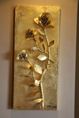 un tableau accroché au mur d'une pièce, représentant une rose dorée