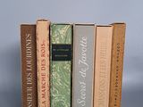 plusieurs livres sont empilés sur une table