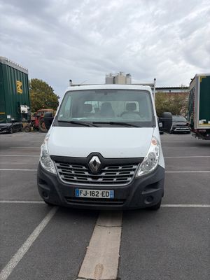 une camionnette blanche garée dans un parking