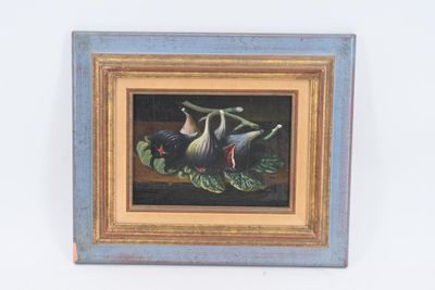 peinture représentant deux oiseaux dans un panier garni de feuilles, accrochée sur un mur blanc