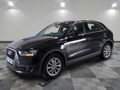 l'audi suv noir est garé sur un carrelage à carreaux