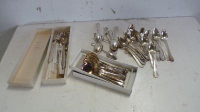 beaucoup de cuillères en argent et de cuillères sur une table