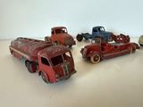 quatre camions miniatures posés les uns à côté des autres sur une table