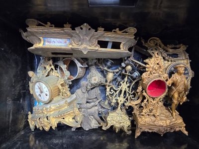 Horloges et parties de caisses d’horloges en laiton doré, fi…