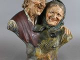 statue représentant un homme et une femme enlacés sur une bancette
