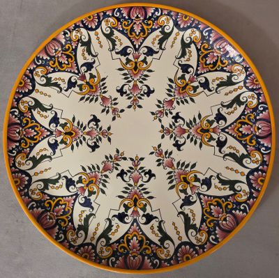 une assiette avec un dessin sur une table