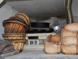 des paniers et des casseroles posés sur une étagère dans une cuisine
