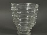 un vase en verre orné d'un motif en spirale
