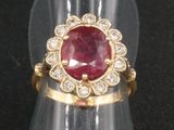l'image d'une bague contenant une pierre rouge