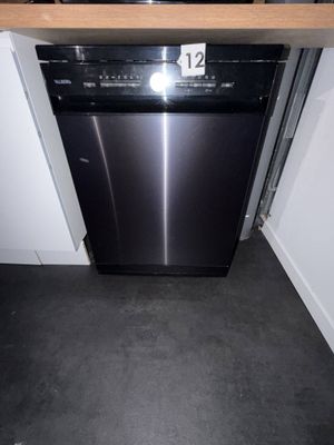 un lave-vaisselle noir dans une petite cuisine