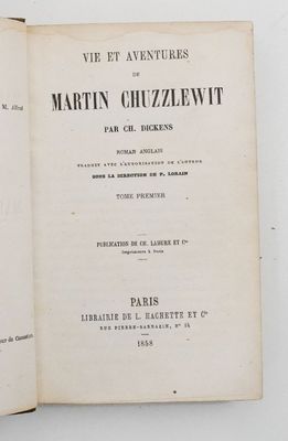 un livre ouvert sur une table blanche, avec une photo en noir et blanc