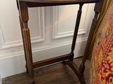 une petite table sur laquelle est posée une lampe, à côté d'une chaise