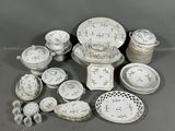 de nombreux types de plats et de tasses sur la table