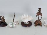 un grand nombre d'objets différents posés sur une table