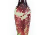 un vase orné d'un motif rouge et vert