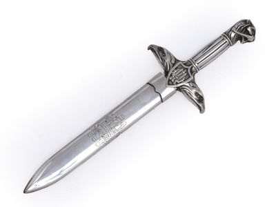 l'image d'une épée ornée d'une croix, sur fond blanc