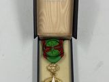 gros plan d'une médaille dans une boîte posée sur une table