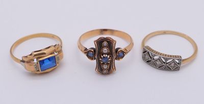 Réunion de 3 bagues anciennes ornées.