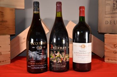 trois bouteilles de vin posées l'une à côté de l'autre sur une table