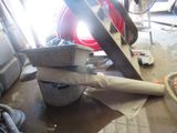 quelqu'un est en train de travailler sur une pièce de métal dans un garage