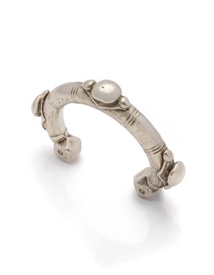 un gros plan d'un bracelet en argent orné d'une perle