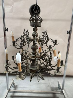 un lustre avec beaucoup de bougies