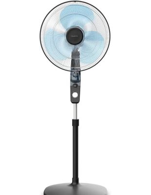 un ventilateur sur pied noir sur fond blanc
