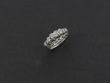 gros plan d'une bague en diamant sur une surface noire