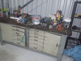 une image d'un établi dans un garage