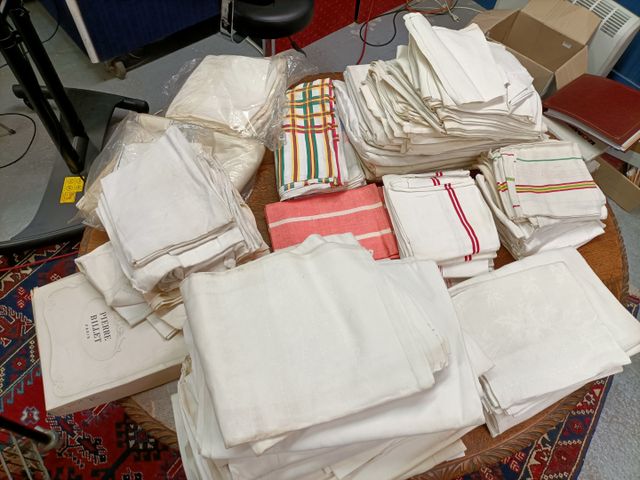 Lot de linge de maison : nappes et serviettes damassées, draps br