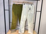 un pantalon pour homme suspendu à un portant dans un magasin de vêtements