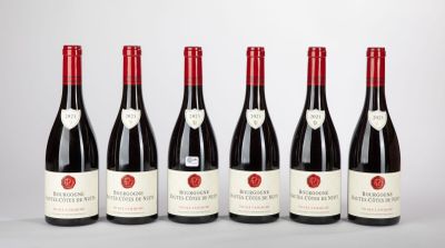 six bouteilles de vin rouge alignées sur une table