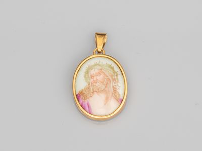 un pendentif plaqué or sur lequel figure une image de Jésus