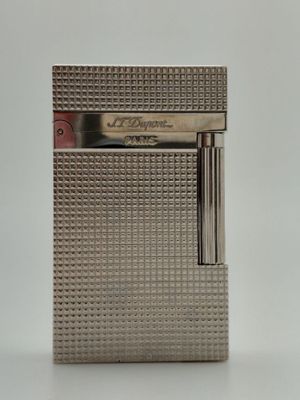 l'image d'un briquet posé sur une table