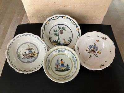 FAIENCES REGIONALES Ensemble de quatre jattes et un plat ova…