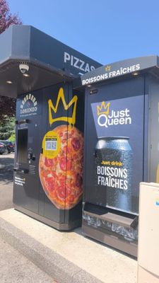 un distributeur automatique au bord de la rue