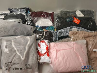 Lot de 16 vêtements, accessoires de diverses tailles et marq…