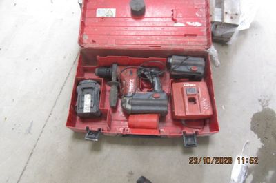 une boîte à outils rouge avec des outils sur le sol