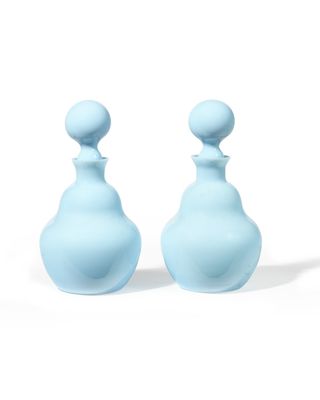 une paire de vases en verre bleu sur fond blanc