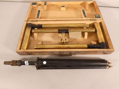 une boîte en bois contenant une paire d'outils
