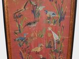 tableau représentant des oiseaux dans un champ d'herbe et de roseaux sur fond rouge